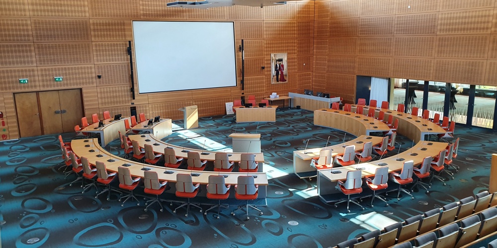 Lege statenzaal in het provinciehuis Overijssel in Zwolle