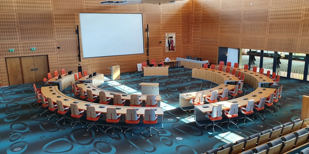 Lege statenzaal in het provinciehuis Overijssel in Zwolle