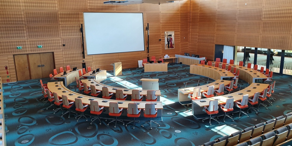Lege statenzaal in het provinciehuis Overijssel in Zwolle