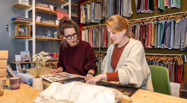 2 personen bezig met textiel