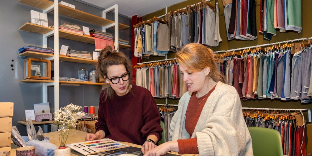 2 personen bezig met textiel
