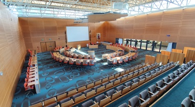Lege statenzaal in het provinciehuis Overijssel in Zwolle