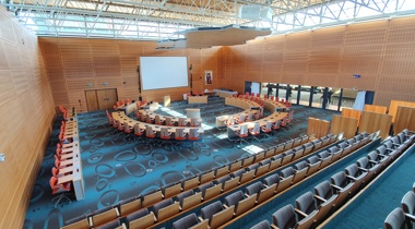 Lege statenzaal in het provinciehuis Overijssel in Zwolle