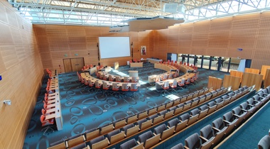 Lege statenzaal in het provinciehuis Overijssel in Zwolle