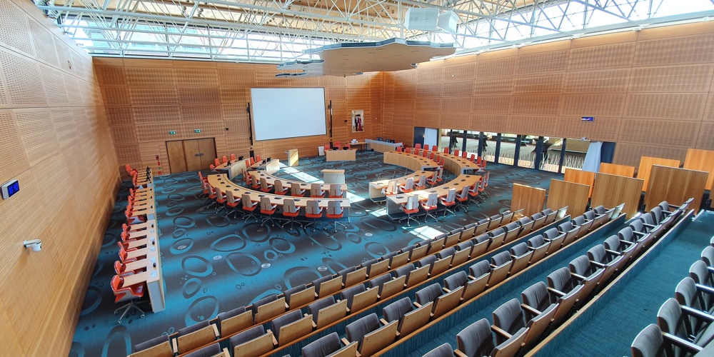 Lege statenzaal in het provinciehuis Overijssel in Zwolle