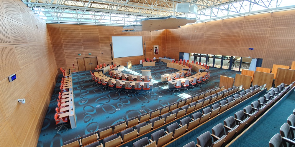 Lege statenzaal in het provinciehuis Overijssel in Zwolle