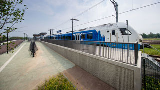 trein die rijdt langs treinstation