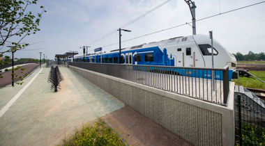 trein die rijdt langs treinstation