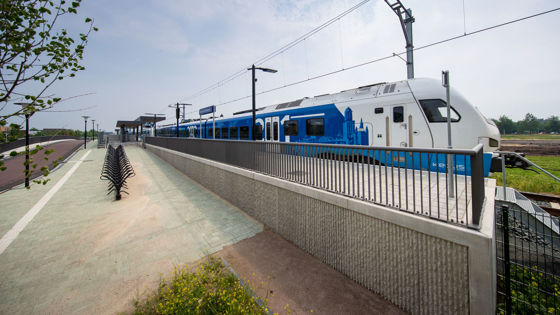 trein die rijdt langs treinstation