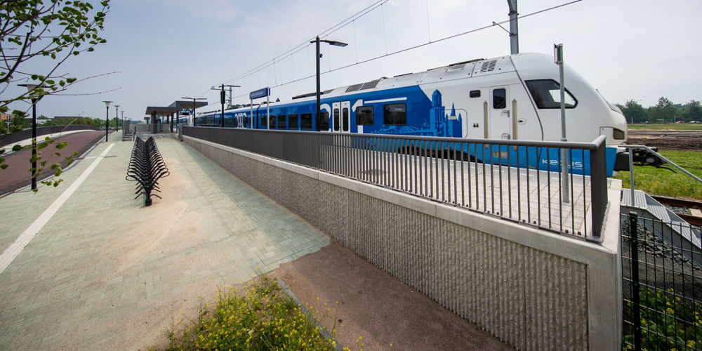 trein die rijdt langs treinstation
