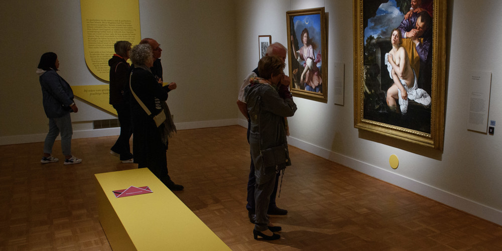 Mensen bewonderen schilderijen in museum de fundatie