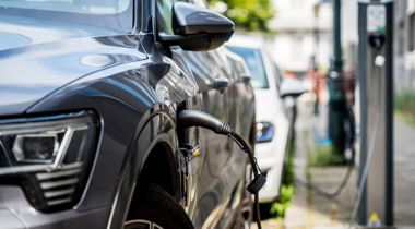 Auto die elektrisch aan het opladen is