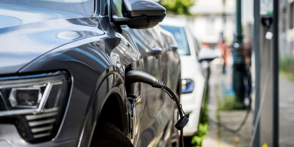 Auto die elektrisch aan het opladen is