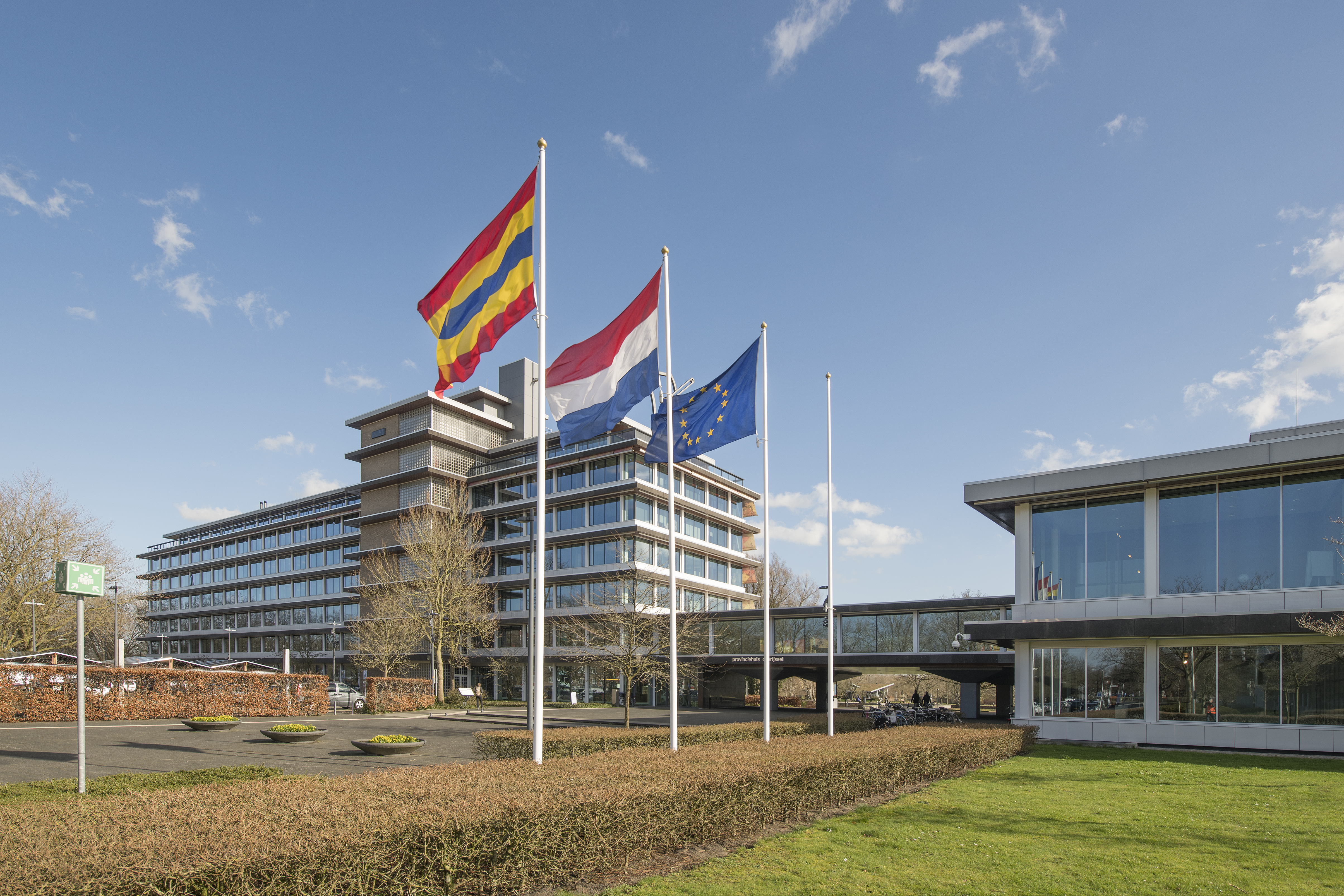 3 vlaggen voor het provinciehuis Overijssel in Zwolle, van Overijssel, Nederland en de EU
