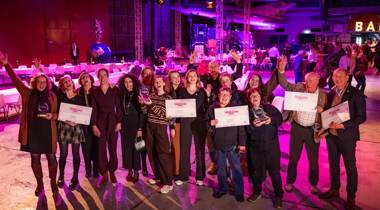 Winaars Vrijwilligersprijs 2025 poseren samen in grote hal