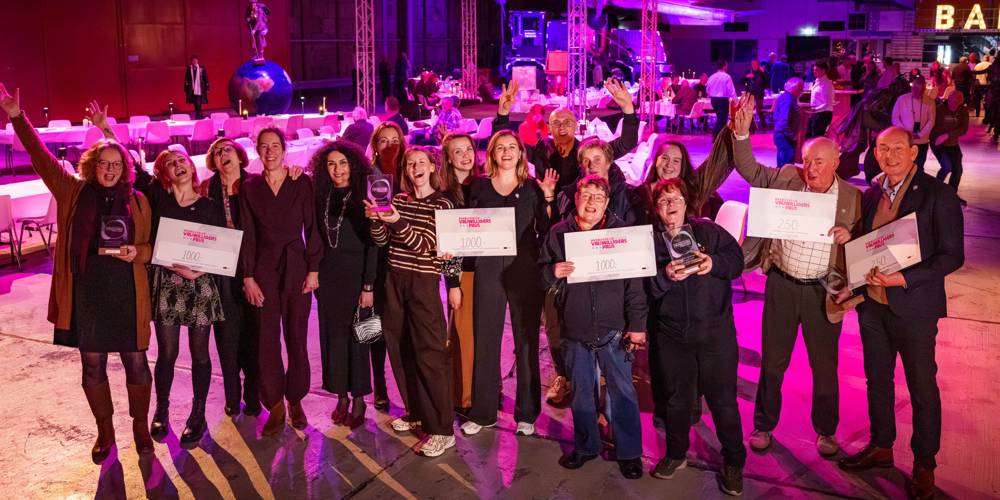 Winaars Vrijwilligersprijs 2025 poseren samen in grote hal