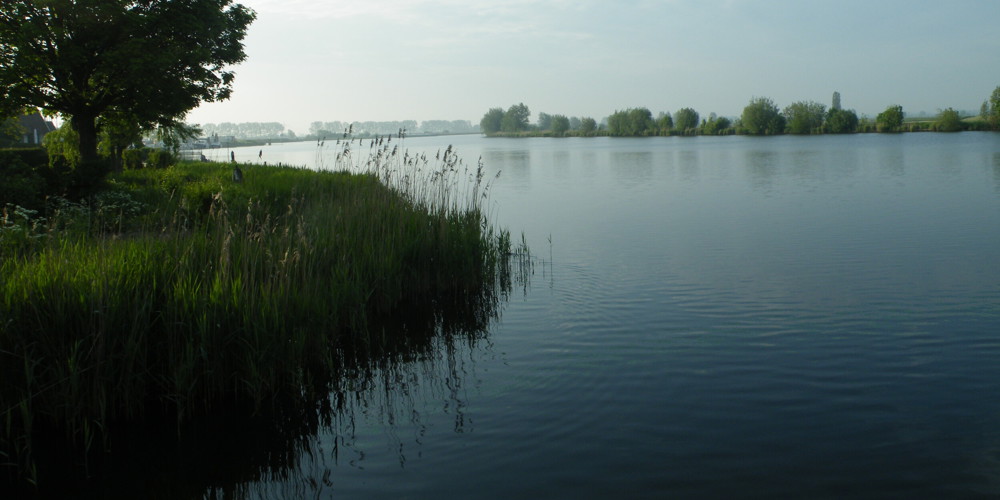 Foto van water met groene oevers