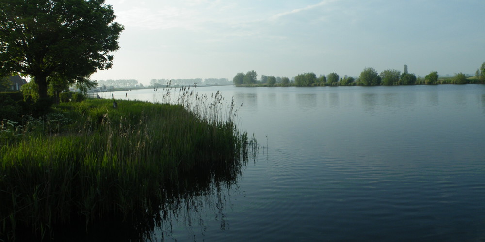 Foto van water met groene oevers