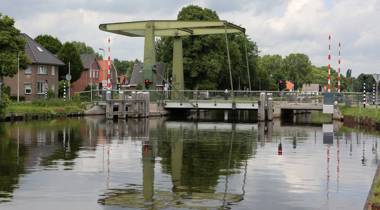 Brug Daarlerveen vanaf de oever gefotografeerd onder een bewolkte lucht.