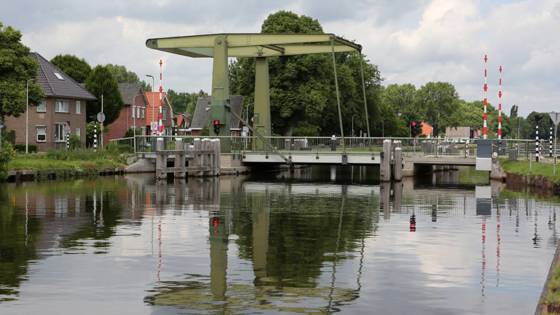 Brug Daarlerveen vanaf de oever gefotografeerd onder een bewolkte lucht.