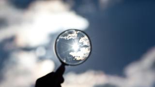 Sfeerbeeld - wolkenlucht met loep
