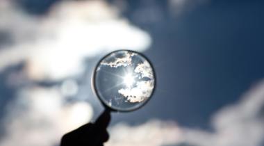 Sfeerbeeld - wolkenlucht met loep