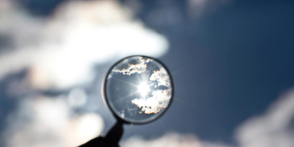 Sfeerbeeld - wolkenlucht met loep