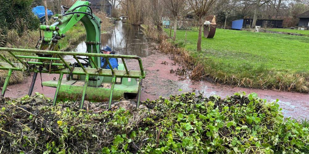 Amfibievoertuig verwijdert waterplanten uit een sloot