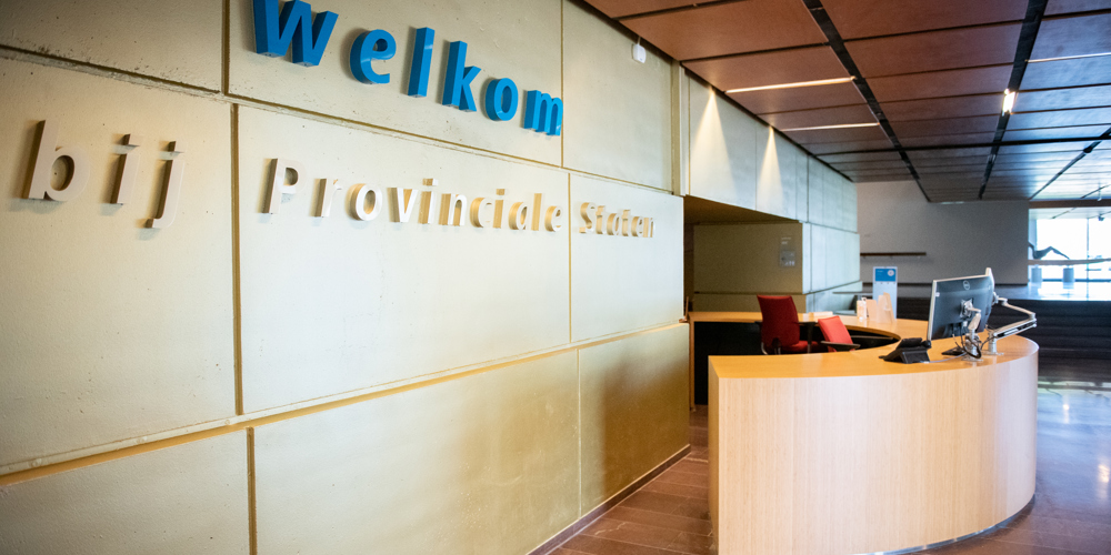 Detailopname van het provinciehuis met de balie van het bestuurscentrum