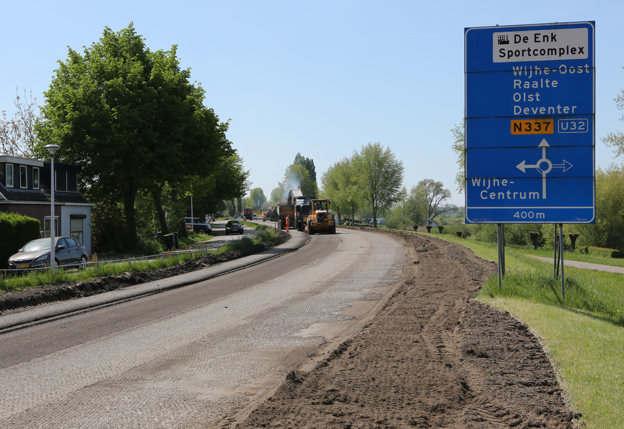 N337 Zwolle-Wijhe mensen zijn de weg aan het asfalteren