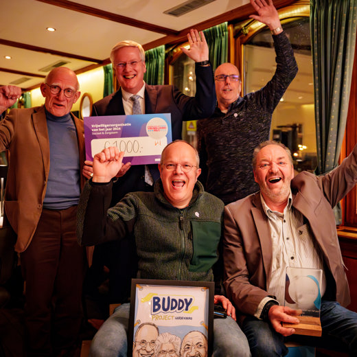 Winnaars Vrijwilligersprijs 2025 op de foto met Andries Heidema