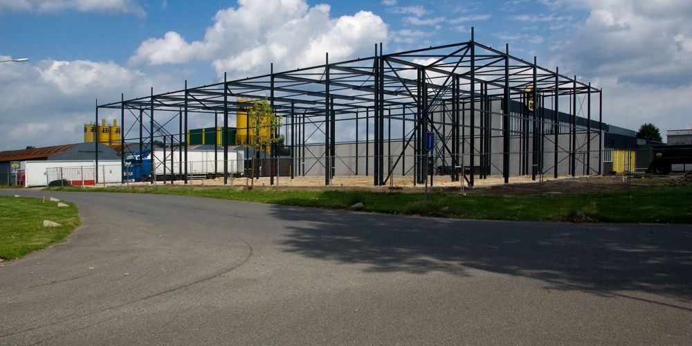 gebouw naast brede autoweg