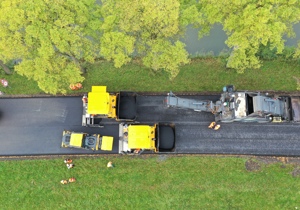 Foto van bovenaf genomen van het asfalteren van een wegdek 