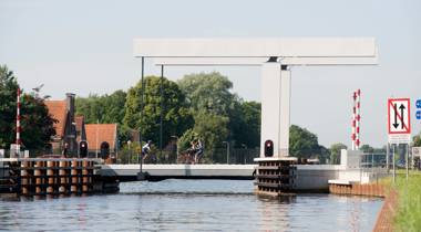 Brug Bergentheim vanaf de oever gezien op een zonnige dag. 