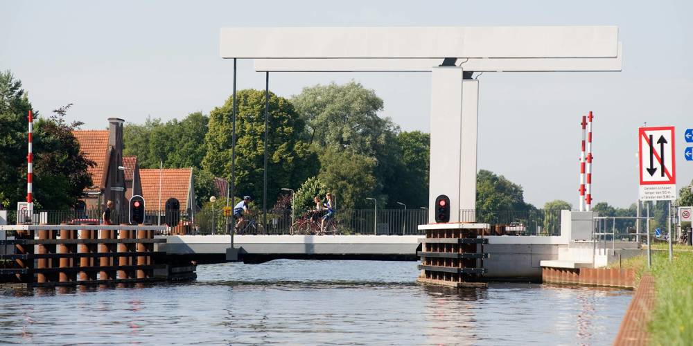 Brug Bergentheim vanaf de oever gezien op een zonnige dag. 