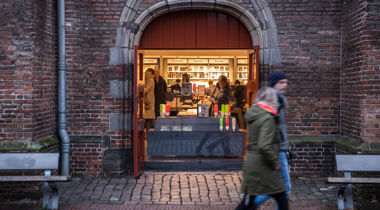 Waanders boekenwinkel Zwolle centrum, vol met mensen en op de voorgrond twee voorbijgangers