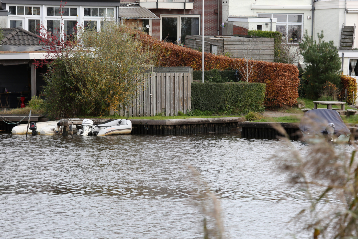 Kade Zwartsluis, huizen aan het water met daarbij aangemeerde boten