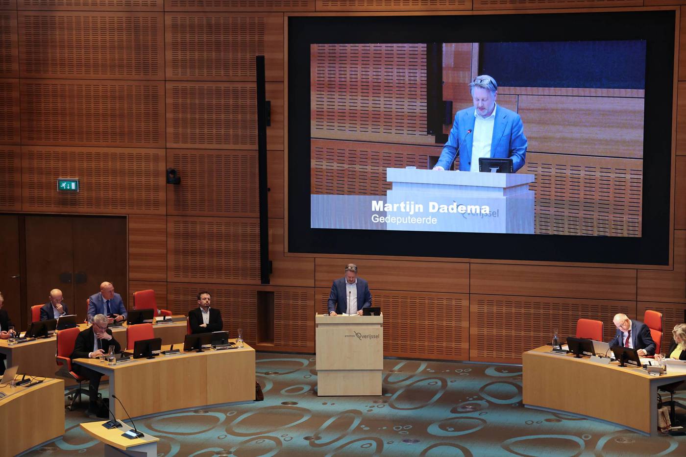 Martijn Dadema achter een katheder in de Statenzaal tijdens een vergadering.