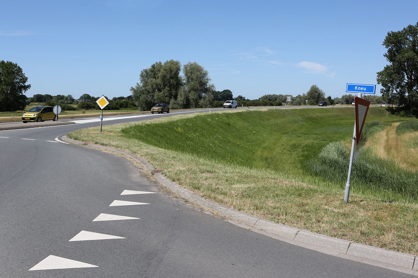 N337 Rotonde bij Olst afslag Kneu, 3 auto's rijden richting de rotonde
