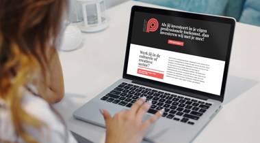 Vrouw kijkt op laptop naar website van Werktuig PPO over investeren in professionele ontwikkeling in de culturele en creatieve sector.