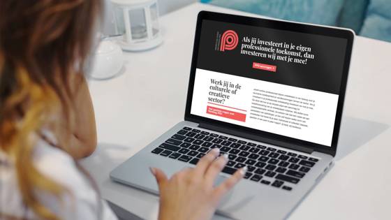 Vrouw kijkt op laptop naar website van Werktuig PPO over investeren in professionele ontwikkeling in de culturele en creatieve sector.