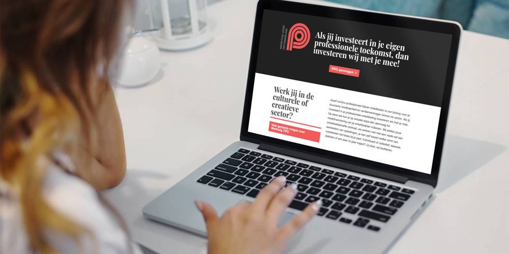 Vrouw kijkt op laptop naar website van Werktuig PPO over investeren in professionele ontwikkeling in de culturele en creatieve sector.