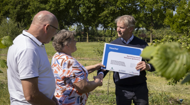 Gedeputeerde Von Martels reikt beschikking uit aan 'Eetbaar Er van der Veen' voor de stimuleringsregeling agroforestry