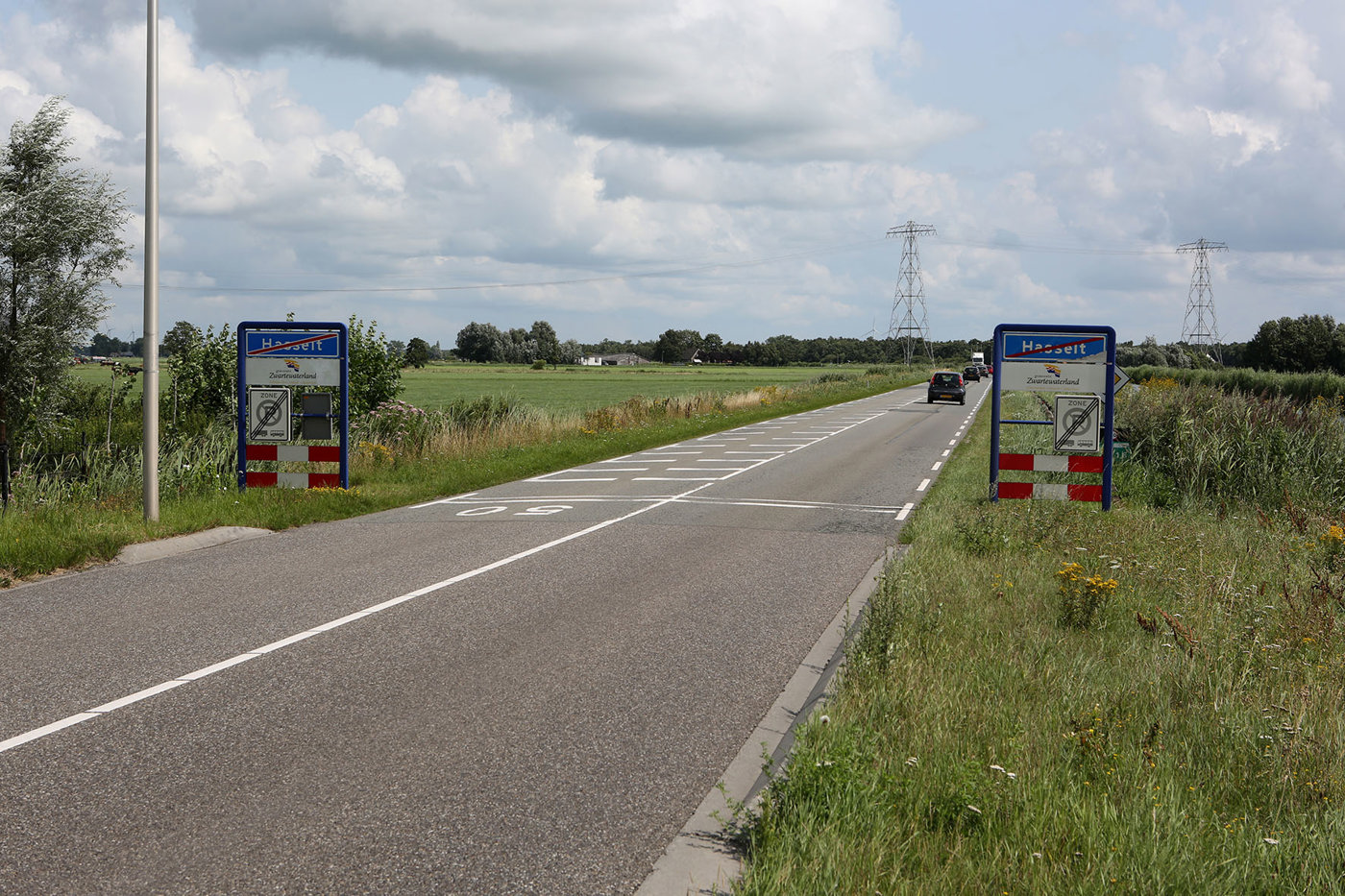 N377 Borden einde bebouwde kom Hasselt aan weerszijde van de weg