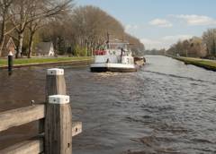 Binnenvaartschip op het kanaal Almelo-De Haandrik op een heldere dag.