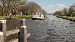 Binnenvaartschip op het kanaal Almelo-De Haandrik op een heldere dag.