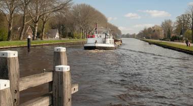 Binnenvaartschip op het kanaal Almelo-De Haandrik op een heldere dag.