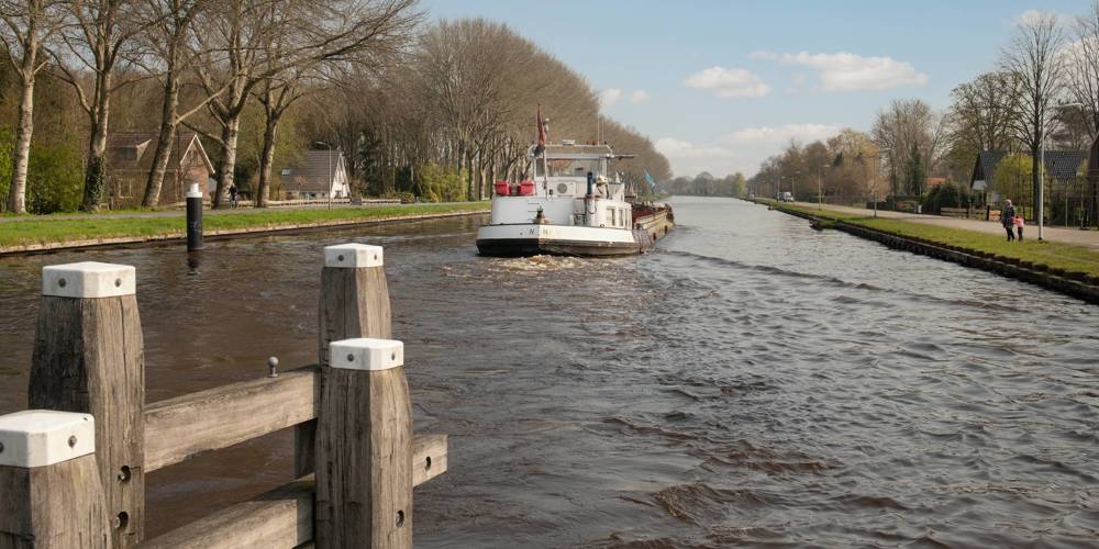 Binnenvaartschip op het kanaal Almelo-De Haandrik op een heldere dag.