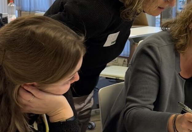 4 mensen kijken samen naar een document