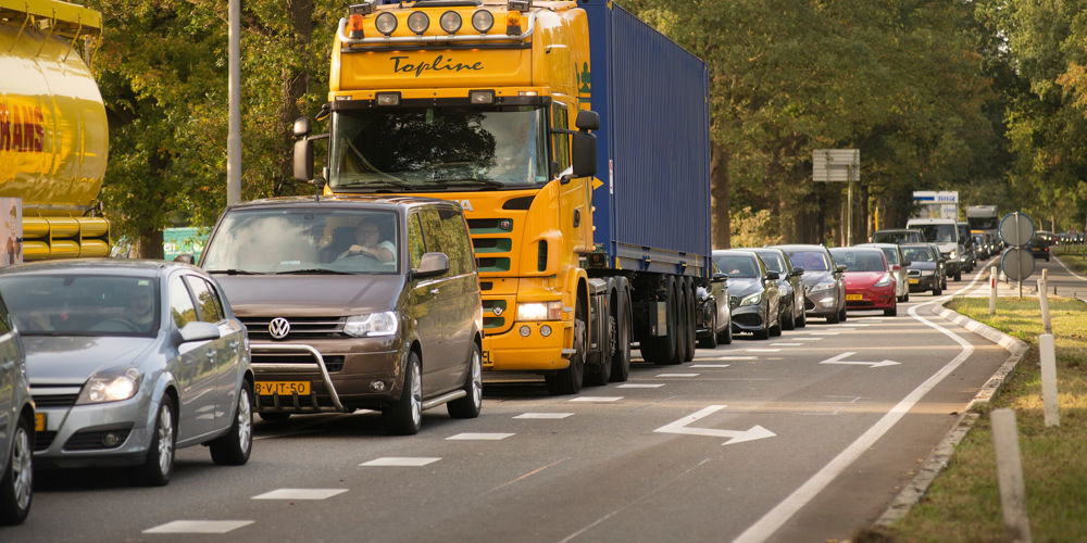 Auto's in de rij op weg